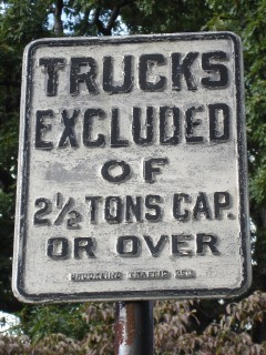 Trucks Excluded Sign - Powell St at Browne St